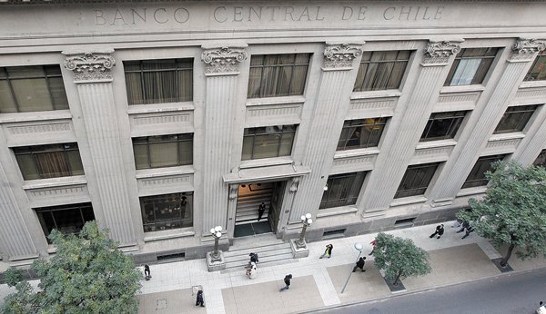 Banco Central vuelve a mantener la tasa y advierte por el aumento de las presiones inflacionarias a nivel global