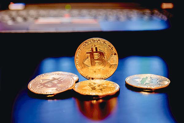 Advierten sobre volatilidad de criptomonedas tras el desplome de más de 11% del Bitcoin