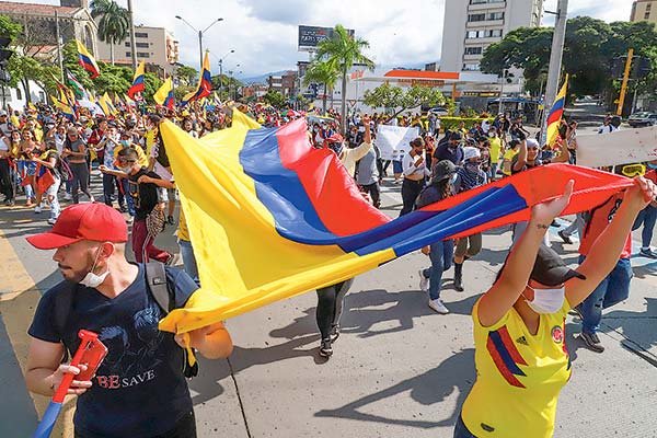 S&P le quita el grado de inversión a Colombia y rebaja su calificación a bono basura