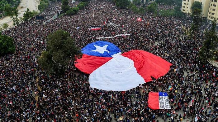 <p>Financial Times: El estallido social de Chile enciende una mecha bajo su Constitución</p>
