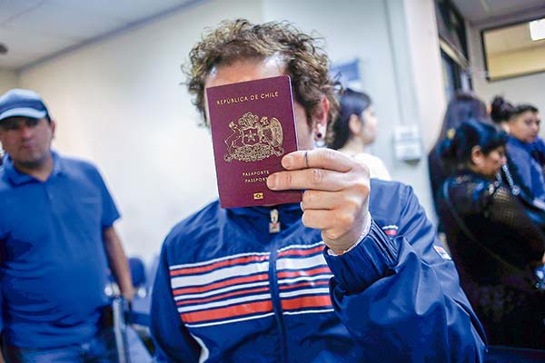 Registro Civil dice que suspender licitación de pasaportes daña al Fisco y tribunal no detiene el proceso