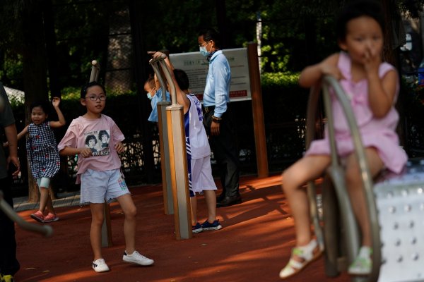 China revoluciona su política de natalidad al permitir hasta tres hijos por familia