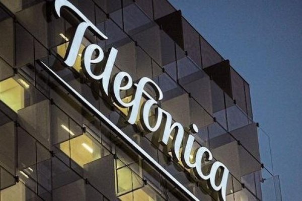 <p>Telefónica cierra la venta de las torres europeas de Telxius y reducirá 3.400 millones de euros de deuda</p>