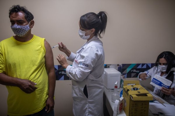 Estudio en Brasil revela que vacunación masiva con CoronaVac reduce en un 95% las muertes