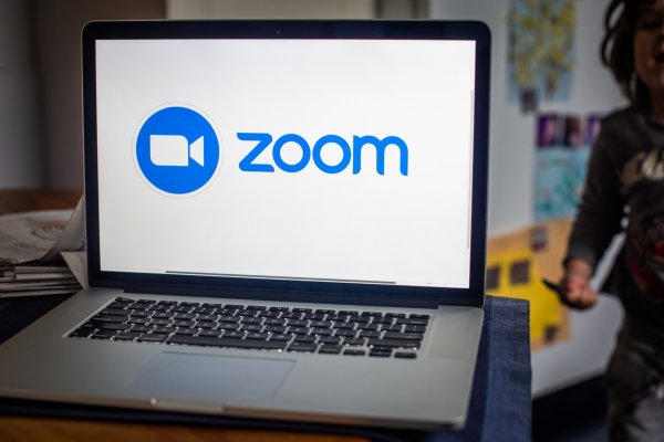 Zoom proyectó cifras de ventas, utilidades y clientes superiores a estimaciones de los analistas para el actual trimestre