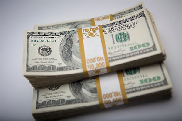 Peso chileno se fortalece y dólar cae más de $ 8 durante la jornada