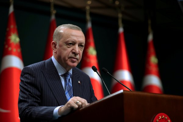 Lira turca cae a mínimos históricos tras insistir Erdogan en bajar las tasas de interés