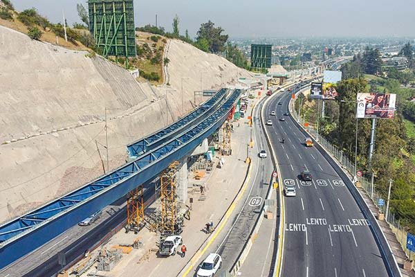 <p>Consultora propone cambio en el planeamiento de Santiago que permitiría ahorros de unos US$ 10 mil millones en una década</p>