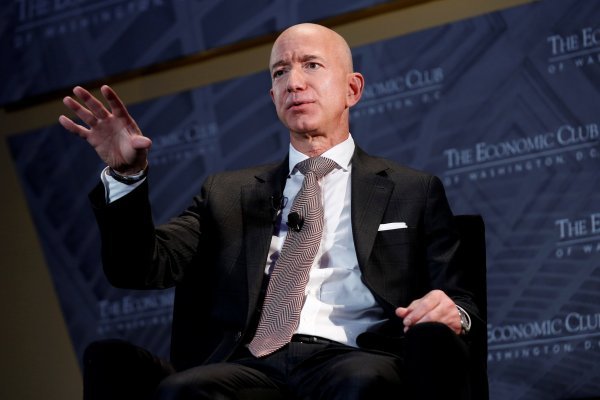 Jeff Bezos se va al espacio: participará en un mes más en el primer vuelo tripulado de su empresa Blue Origin
