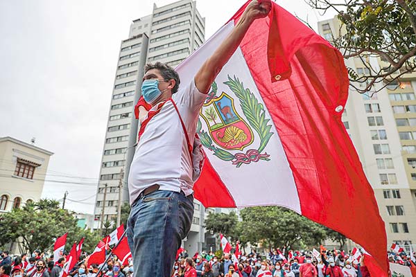 Crece la expectación por los economistas que acompañarán al gobierno de Castillo en Perú