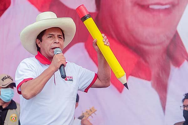 FT: El sombrero y el lápiz: ¿Quién es el presidente de Perú a la espera?