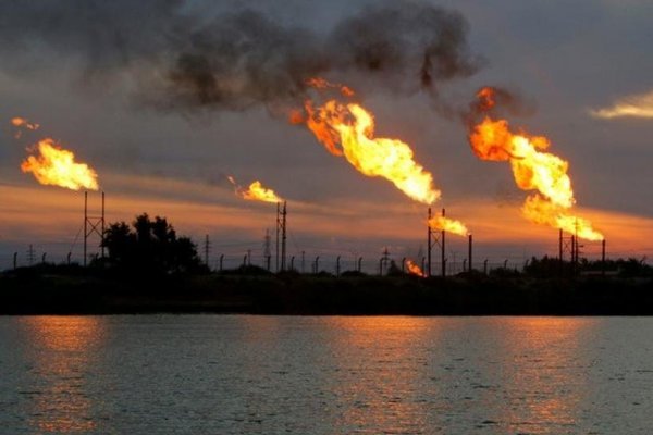 Petróleo toca nuevo máximo por aumento de la demanda y caída de inventarios