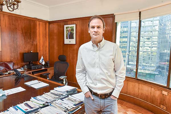 Felipe Ward, Ministro de Vivienda y Urbanismo: “La respuesta al déficit es modernizar la política habitacional... hay que tener más herramientas”