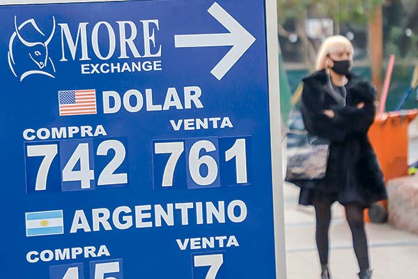 Dólar supera los $ 750 y luego cae hasta los $ 742 en jornada marcada por la volatilidad
