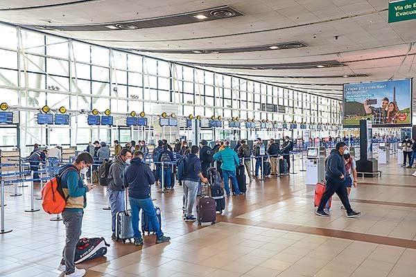 Minsal extiende cierre de fronteras y endurece fiscalizaciones para viajeros ante la entrada de la variante Delta