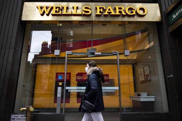 Argentinos sufren cierre masivo de sus cuentas en bancos de Estados Unidos y Uruguay