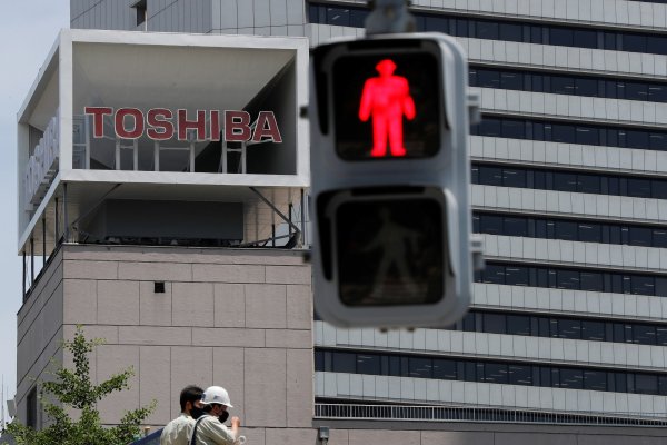 <p>Accionistas de Toshiba destituyen al presidente en histórica victoria para inversionistas</p>