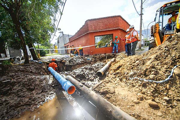 Industria sanitaria al debe: un tercio del agua que se produce se pierde e indicador no mejora en una década