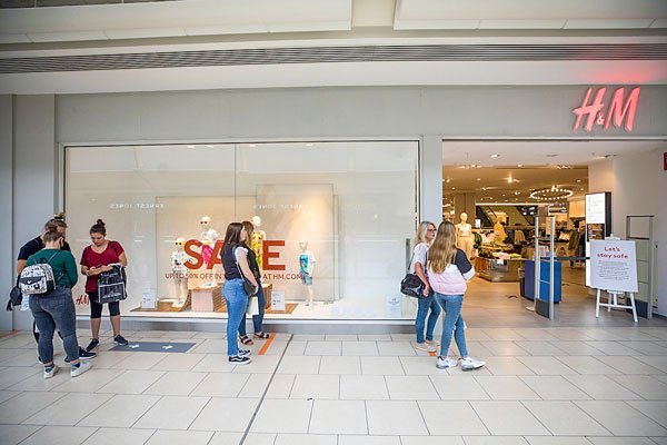 H&M vuelve a obtener ganancias a medida que las tiendas reabren, pero la recuperación de las ventas es desigual