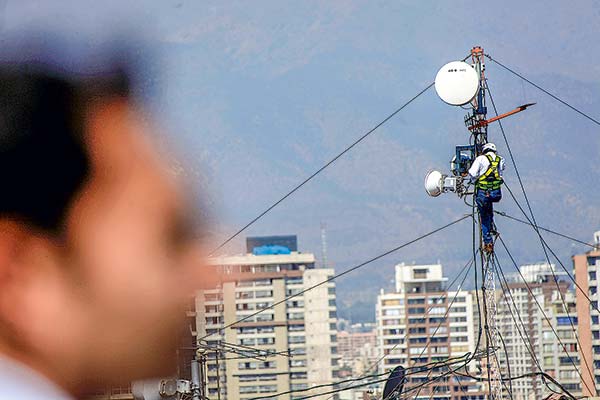 Reclamos contra firmas de telecomunicaciones caen a la mitad tras mejoras en las redes