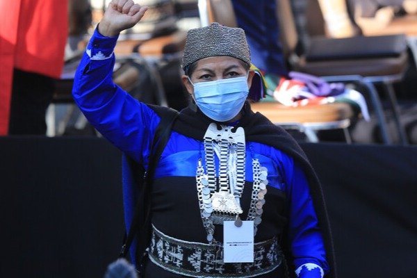 Mujer y mapuche: la presidenta de la Convención Constitucional Elisa Loncon