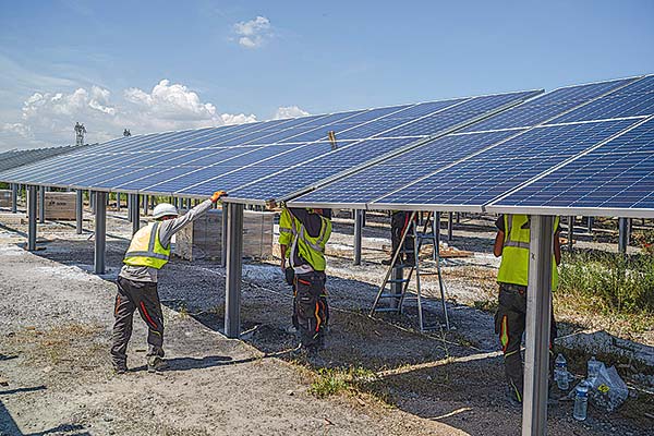 Académicos de la U. de Concepción realizan primer piloto de celdas solares creadas en Chile