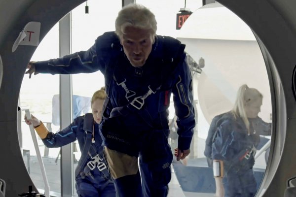 Turismo espacial: A bordo del Virgin Galactic, Richard Branson viaja hasta el borde del espacio