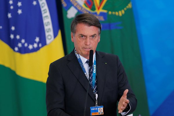 Bolsonaro fue hospitalizado para pruebas médicas ante un hipo crónico