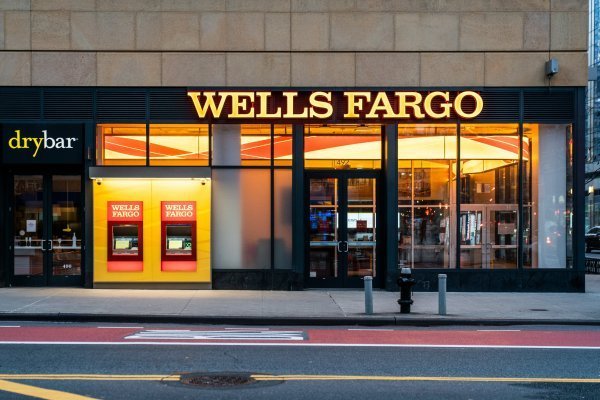 Wells Fargo supera las expectativas de ingresos trimestrales, pero cae en negocio de préstamos