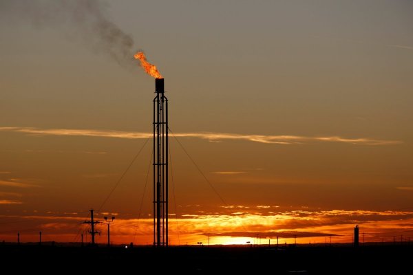 Petróleo extiende las pérdidas por previsto aumento de oferta