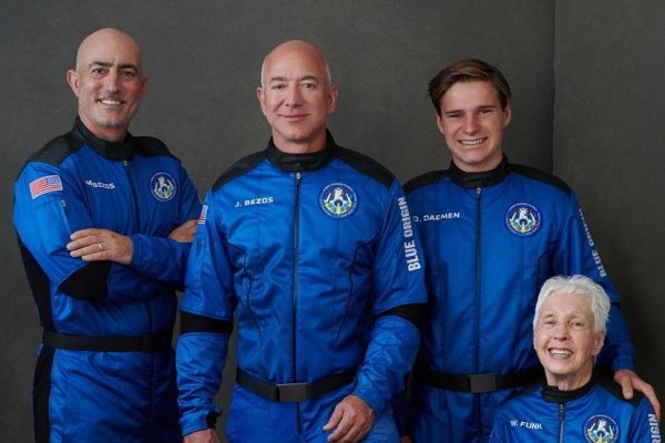 <p>De izquierda a derecha, Mark Bezos, Jeff Bezos, Oliver Daemen y Wally Funk, los tripulantes del vuelo.</p>