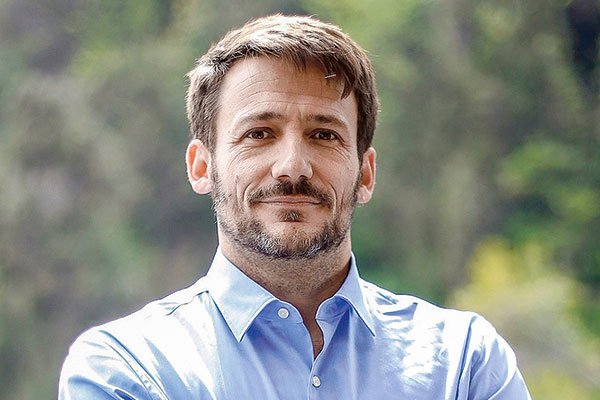 Coordinador del programa de Boric afirma que reformas propuestas contemplan "impuestos nuevos" y mayor esfuerzo para disminuir la evasión