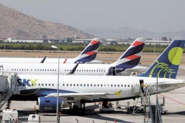La industria aérea dice que Chile sigue "aislado" y pide reactivar el sector