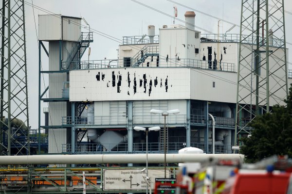 Acción de Bayer cae tras explosión en planta química de Leverkussen
