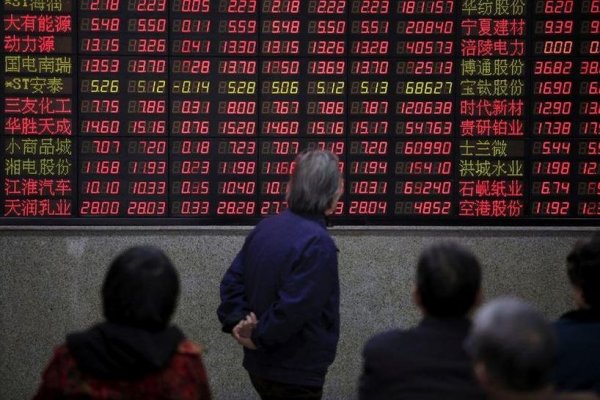 China convoca a los bancos en un intento por restaurar la calma tras la caída de las acciones