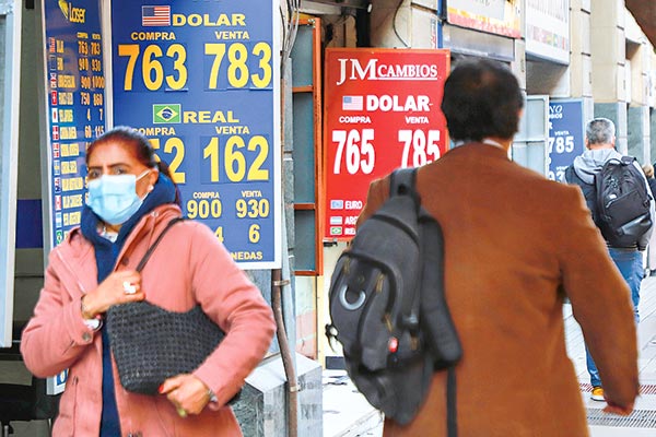 Peso chileno cae a $ 762 y se mantiene como la segunda peor divisa emergente en julio