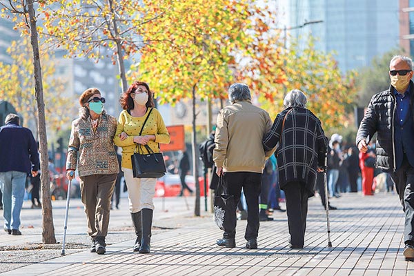 Mujeres lideran decisión de postergar la pensión en 2021 por caída de los fondos D y E