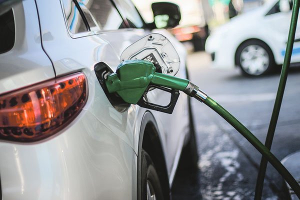 <p>Hacienda modifica parámetros del Mepco y bencinas caerán en promedio $ 23 por litro a partir de esta semana</p>