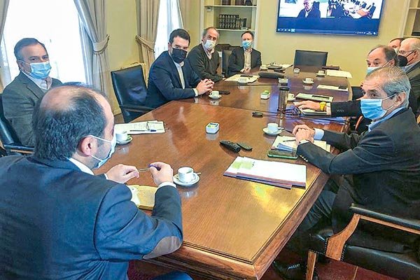<p>Grandes empresarios tras reunión con nuevo gobernador de la Araucanía: "Es importante que todos llamemos a deponer la violencia y las armas"</p>