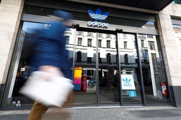 Adidas revierte pérdidas y proyecta crecimiento de 20% en ventas tras levantamiento de restricciones