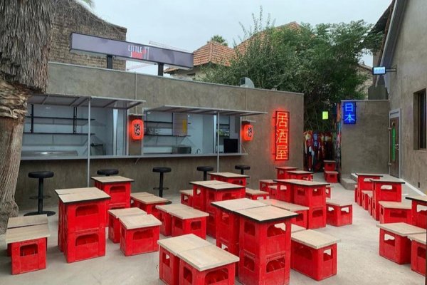 ¿Qué hay detrás de la tardía inauguración del primer hotel tipo cápsula en Santiago?