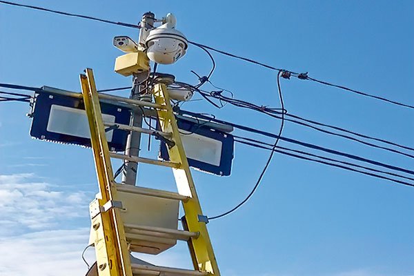 Tras robar luz y ser descubierto, reclama a empresa que lo desconectó