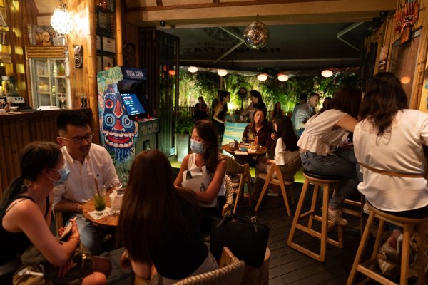 La nueva ofensiva china: ahora se lanza contra el karaoke y el alcohol después de horas de oficina