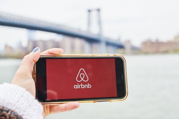<p>Airbnb se hunde en la bolsa tras proyectar una caída en las reservas por la variante Delta</p>
