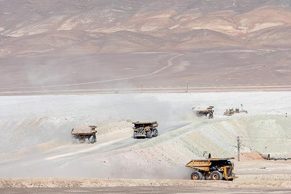 Mineras peruanas pagan deudas tributarias, en un gesto hacia el gobierno de Castillo