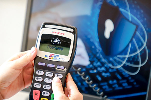 Transbank se enfrenta con exsecretaria de la gerencia por computador con información clave