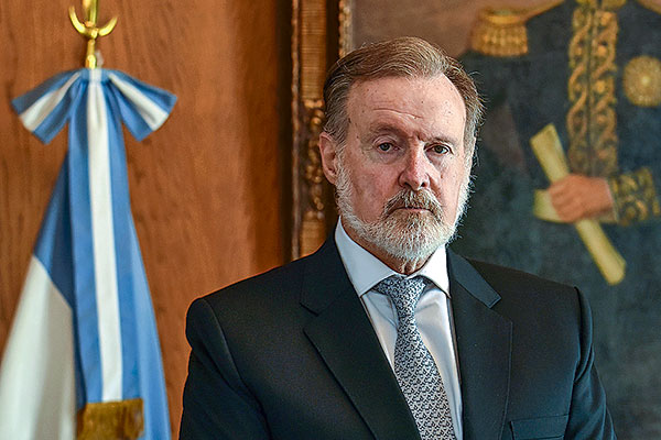 Embajador de Argentina y envíos de gas a Chile: “Asistiremos al país en la medida de nuestras posibilidades, pero generar expectativas irrealistas, nunca ha sido bueno para nadie"