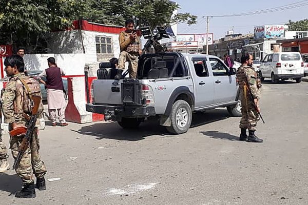 Los talibanes entran en Kabul y el presidente afgano huye del país