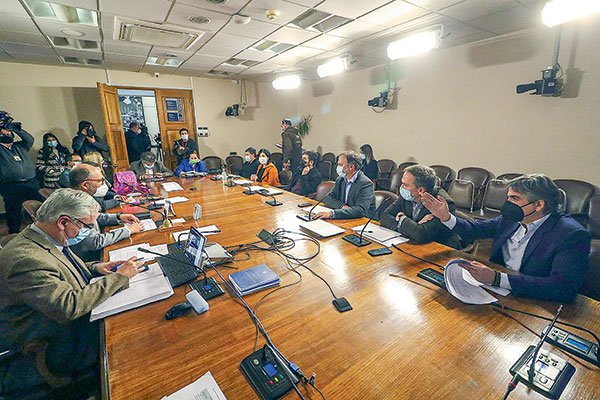 Gobierno saca cuentas para frenar cuarto retiro desde las AFP y declina entregar el 100% del IFE en septiembre