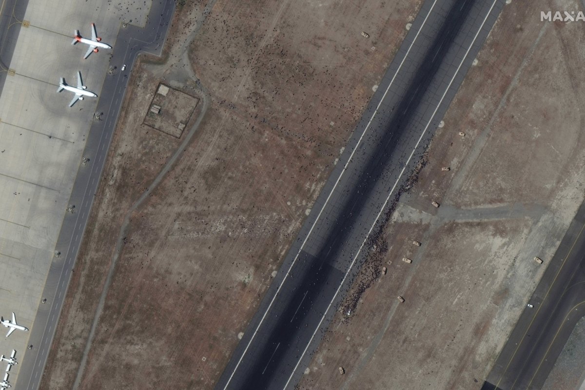 <p>EEUU controla el aeropuerto de Kabul y los talibanes sus inmediaciones</p>